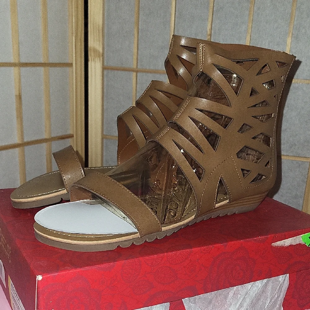 Carlos by Carlos Santana Brown Laser-Cut Gladiator Sandals - Picture 1 of 1
